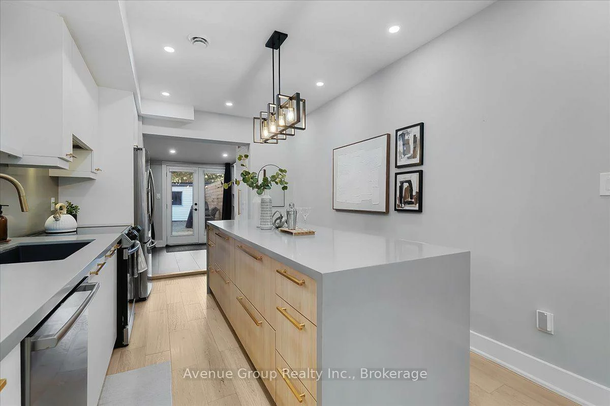 811, Dovercourt, Dovercourt-Wallace Emerson-Junction, Toronto