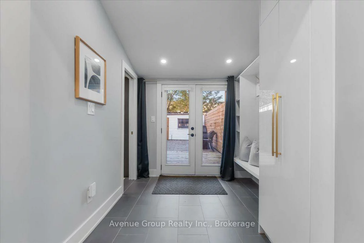 811, Dovercourt, Dovercourt-Wallace Emerson-Junction, Toronto