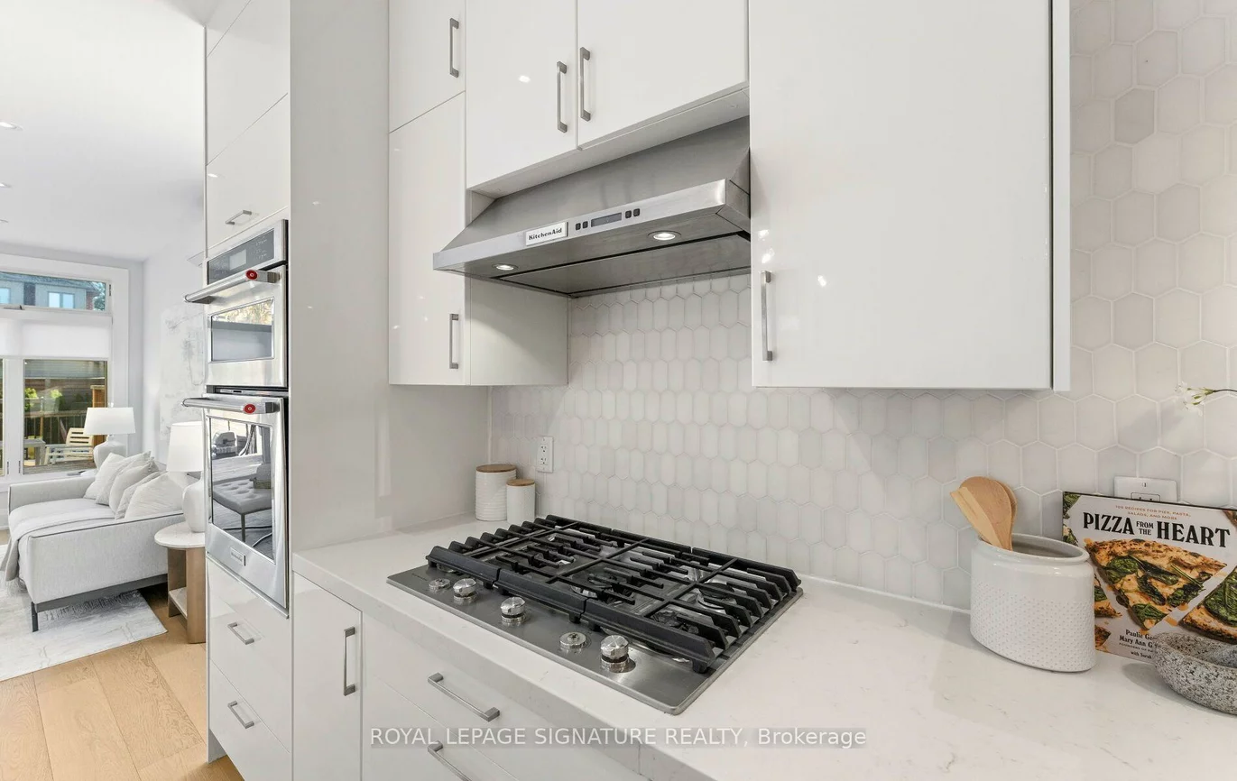 729, Gladstone, Dovercourt-Wallace Emerson-Junction, Toronto