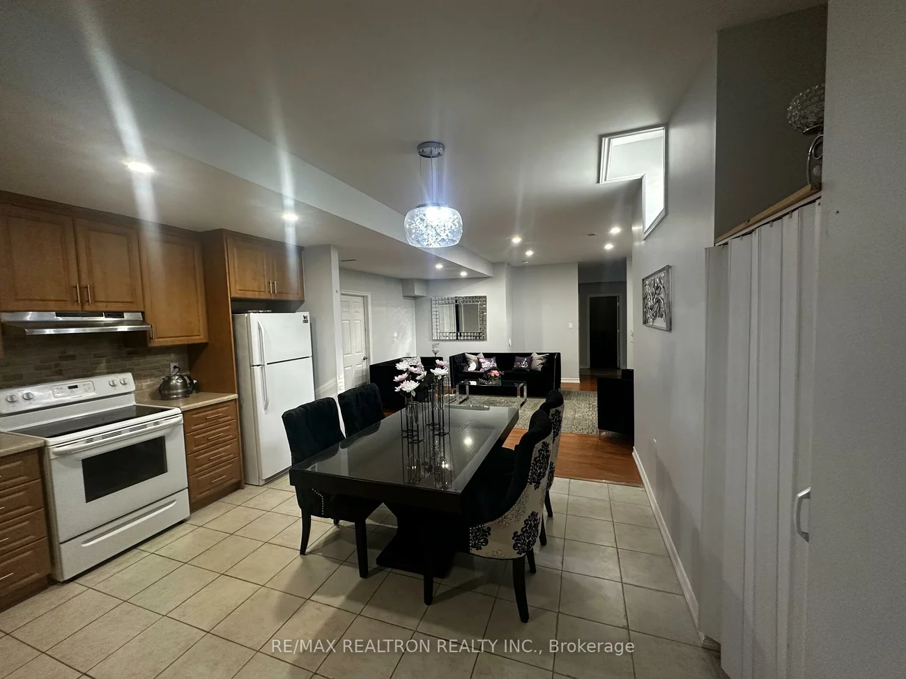 211, Cannes, Vellore Village, Vaughan