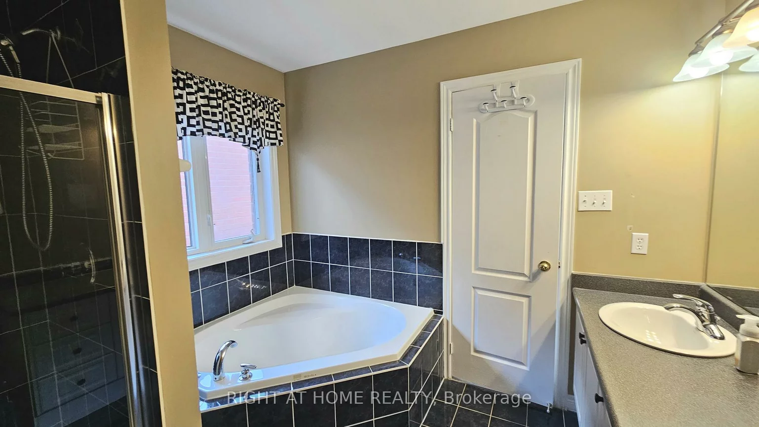 24, Mediterra, Vellore Village, Vaughan