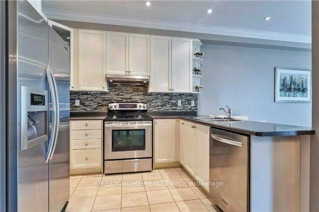 30, White Beach, Patterson, Vaughan