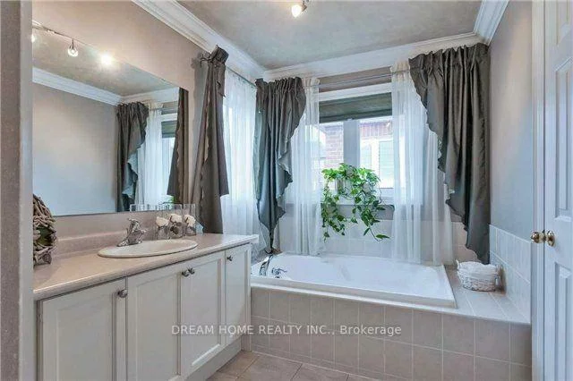 30, White Beach, Patterson, Vaughan