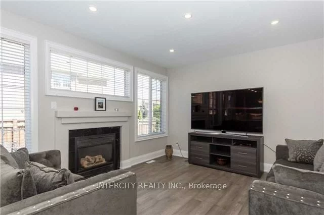 43, Crew, Vellore Village, Vaughan