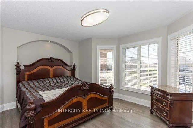 43, Crew, Vellore Village, Vaughan