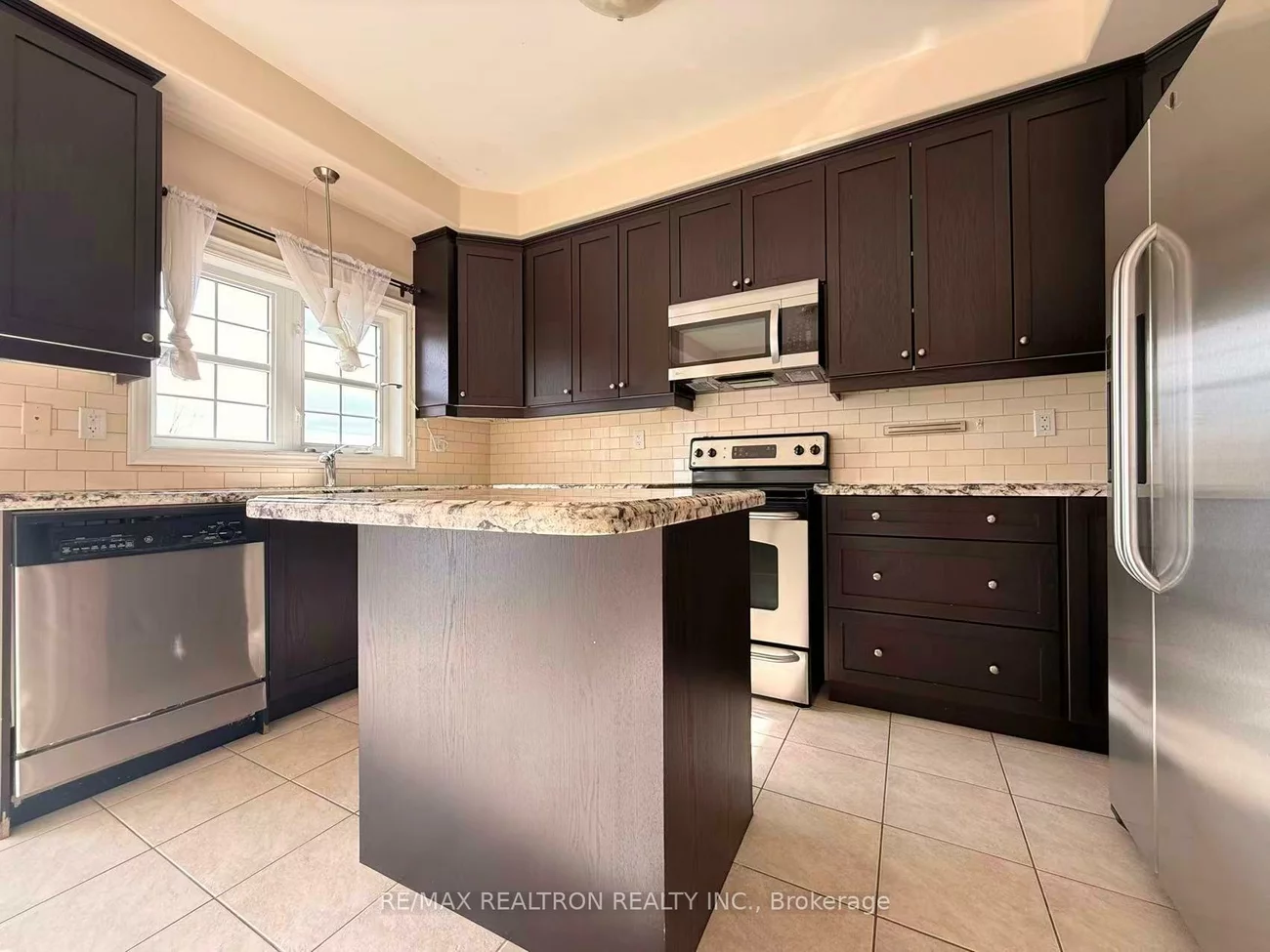 19, Golden Spruce, Maple, Vaughan