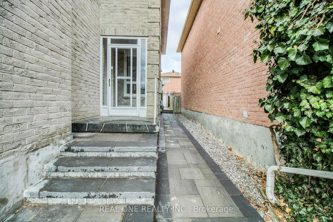 32, Charlton, Brownridge, Vaughan