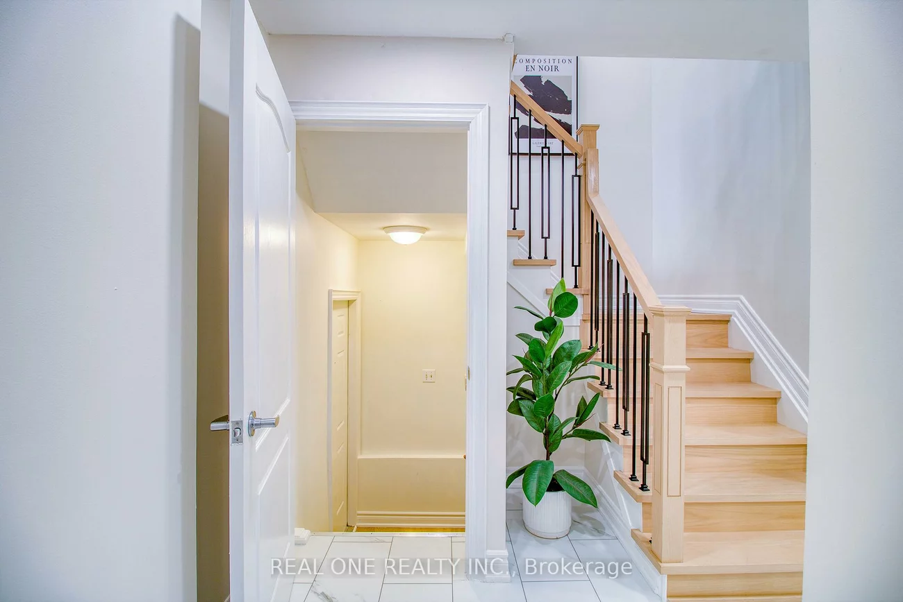 32, Charlton, Brownridge, Vaughan