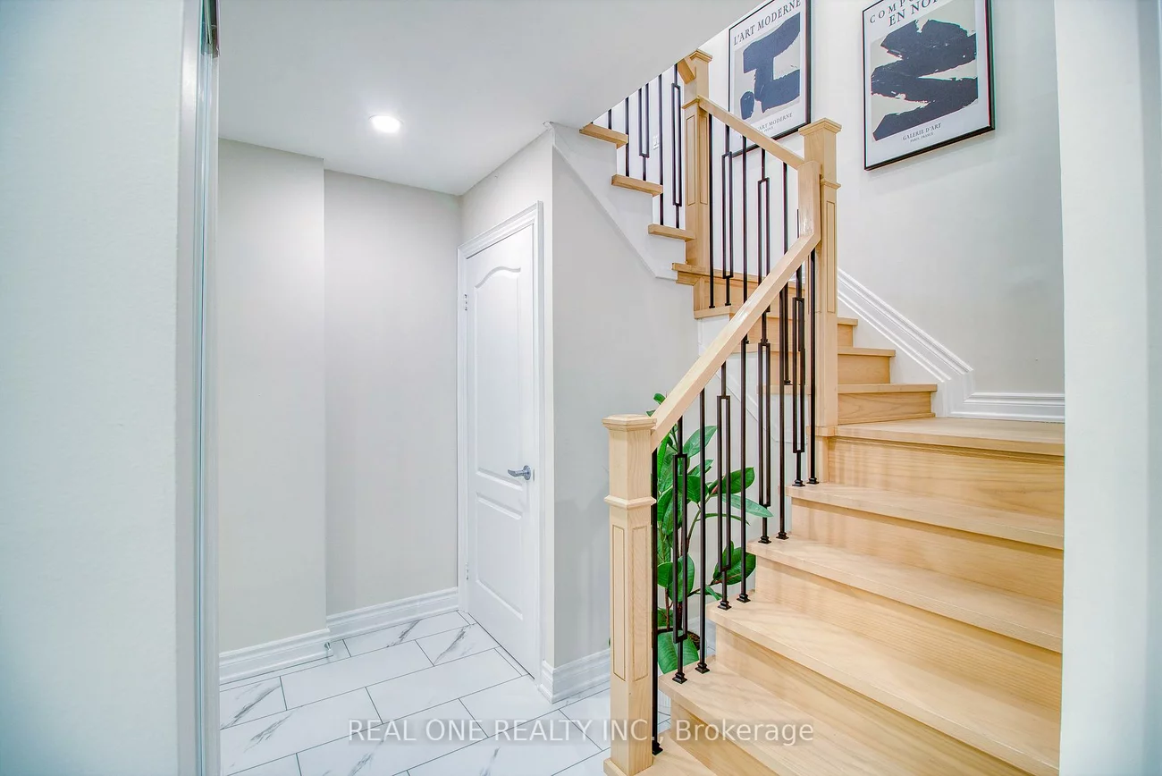 32, Charlton, Brownridge, Vaughan