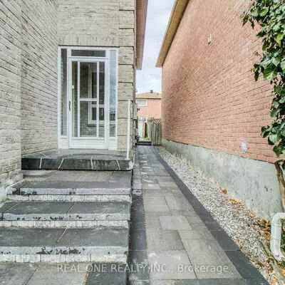 32, Charlton, Brownridge, Vaughan