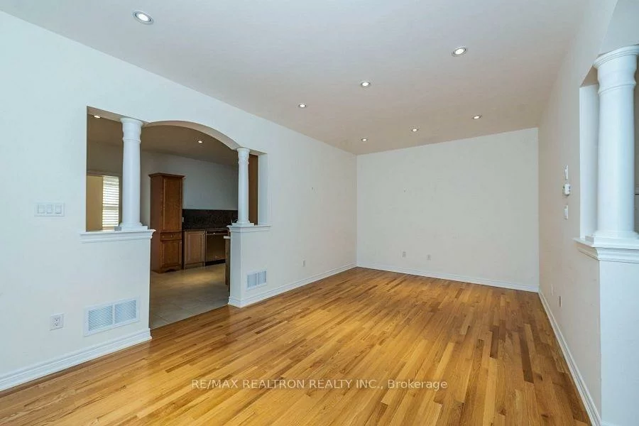 96, Ostrovsky, Vellore Village, Vaughan