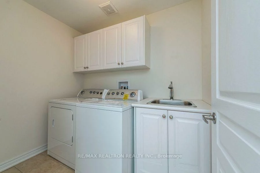 96, Ostrovsky, Vellore Village, Vaughan