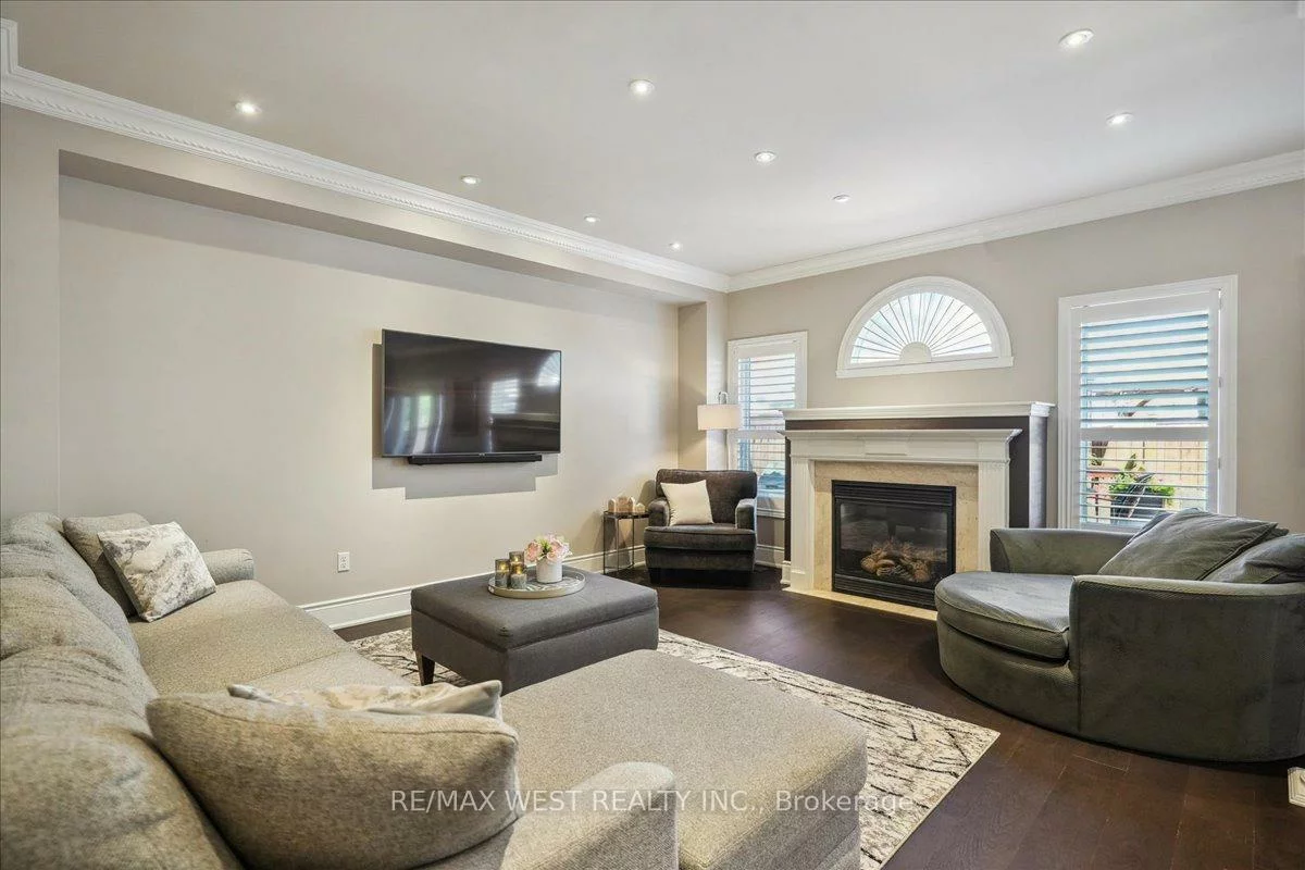 206, Shelbourne, Vellore Village, Vaughan