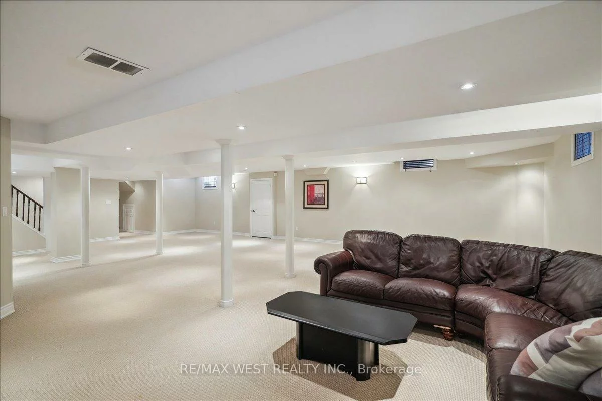 206, Shelbourne, Vellore Village, Vaughan