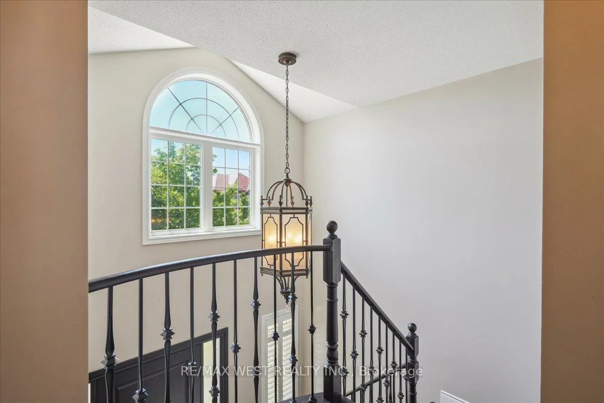206, Shelbourne, Vellore Village, Vaughan