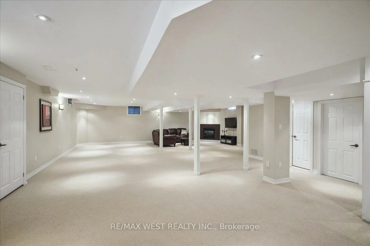 206, Shelbourne, Vellore Village, Vaughan