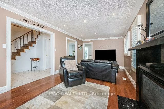 54, Embassy, East Woodbridge, Vaughan