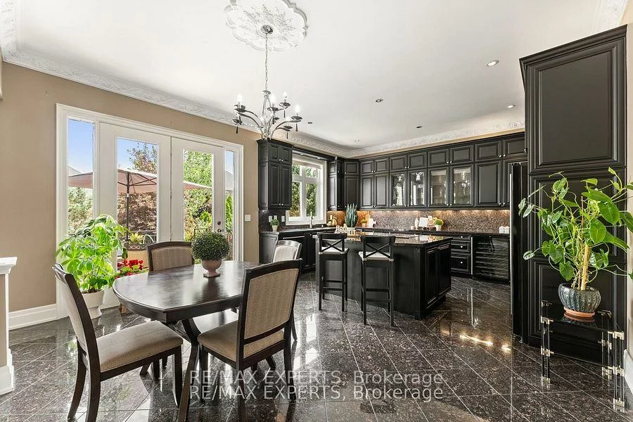 21, Rainbow's, Kleinburg, Vaughan