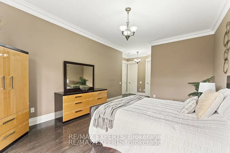 21, Rainbow's, Kleinburg, Vaughan