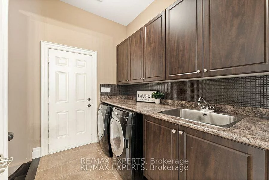21, Rainbow's, Kleinburg, Vaughan