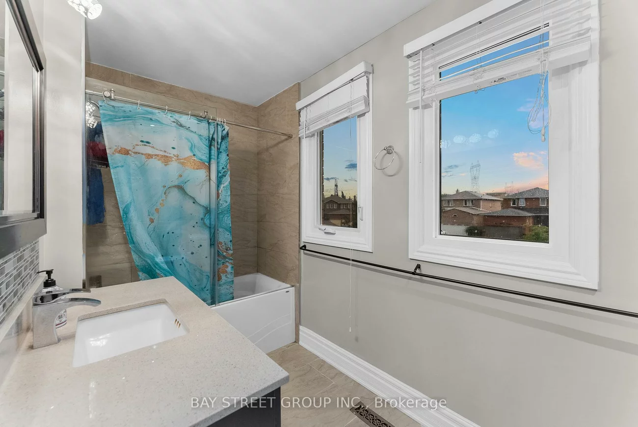 34, Lamp, West Woodbridge, Vaughan