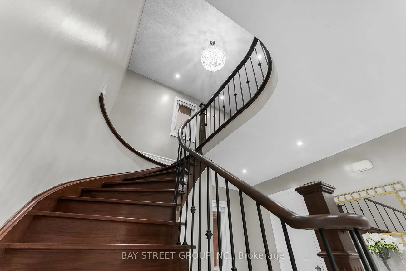 34, Lamp, West Woodbridge, Vaughan