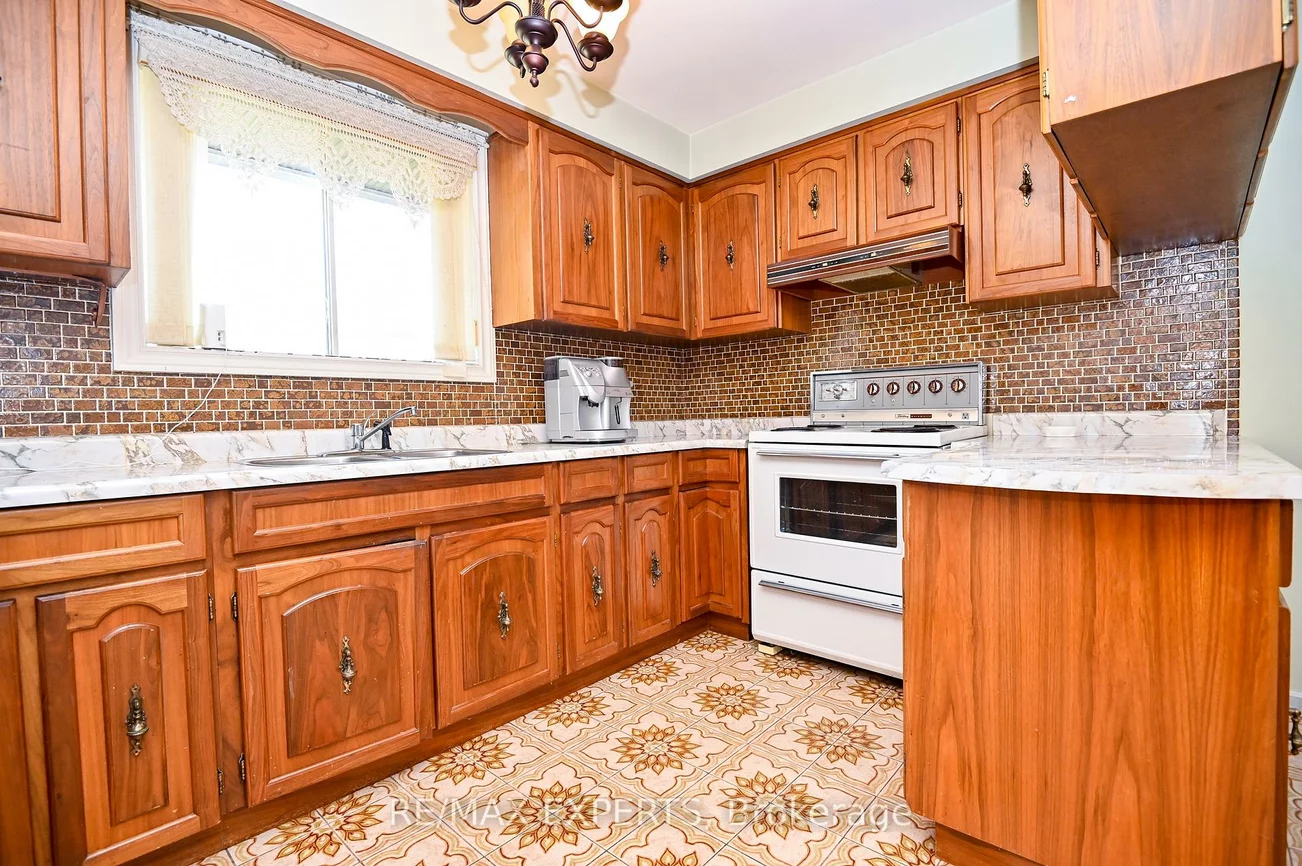 2355, Major Mackenzie, Maple, Vaughan