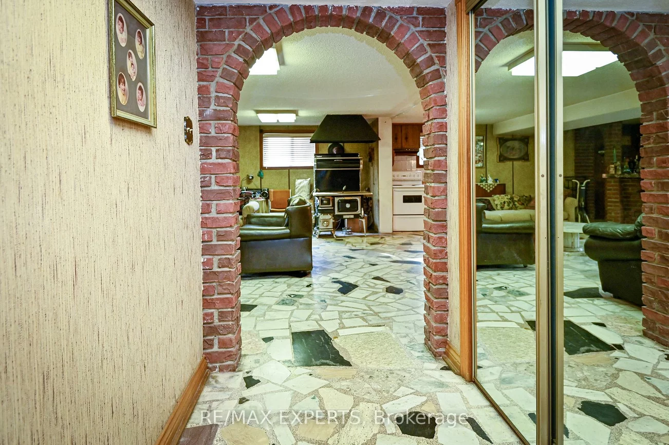 2355, Major Mackenzie, Maple, Vaughan