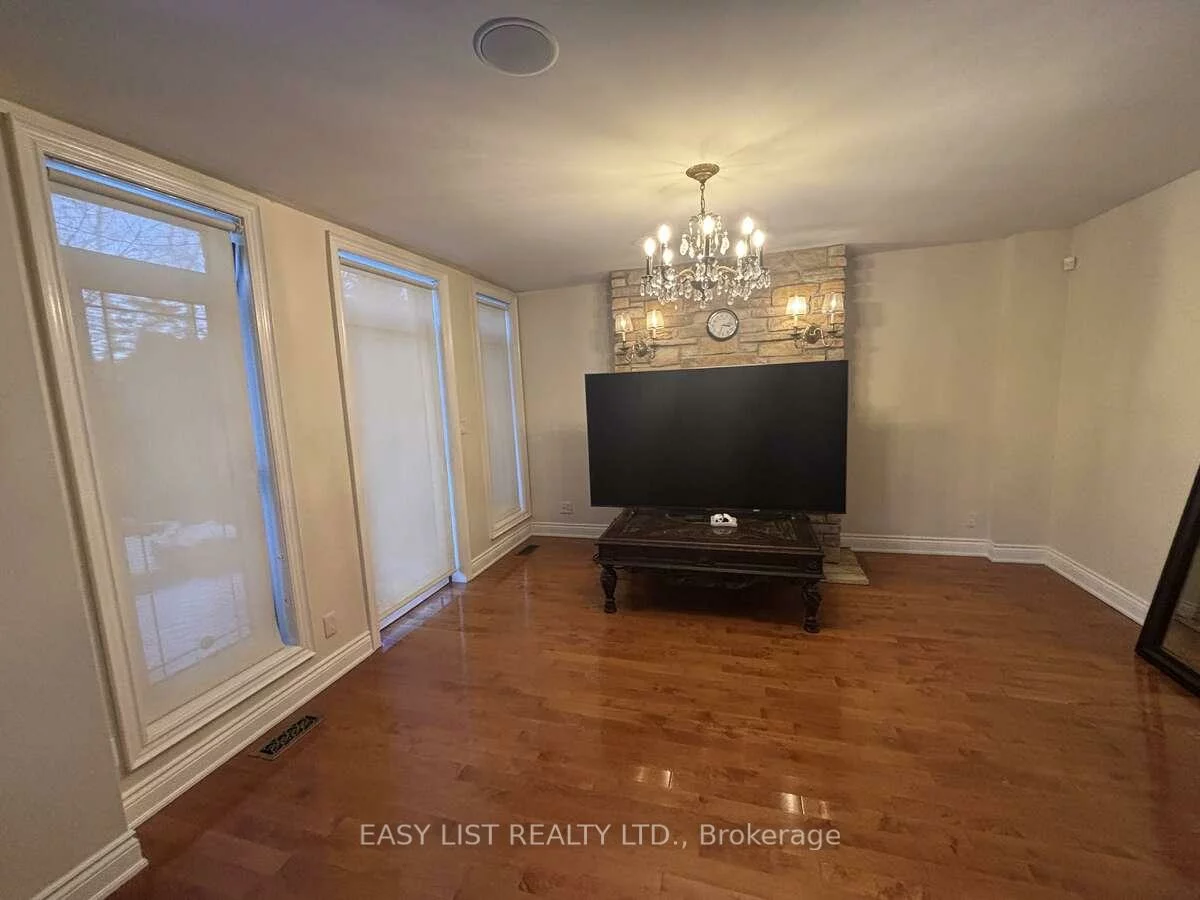 785, Clarence, Islington Woods, Vaughan