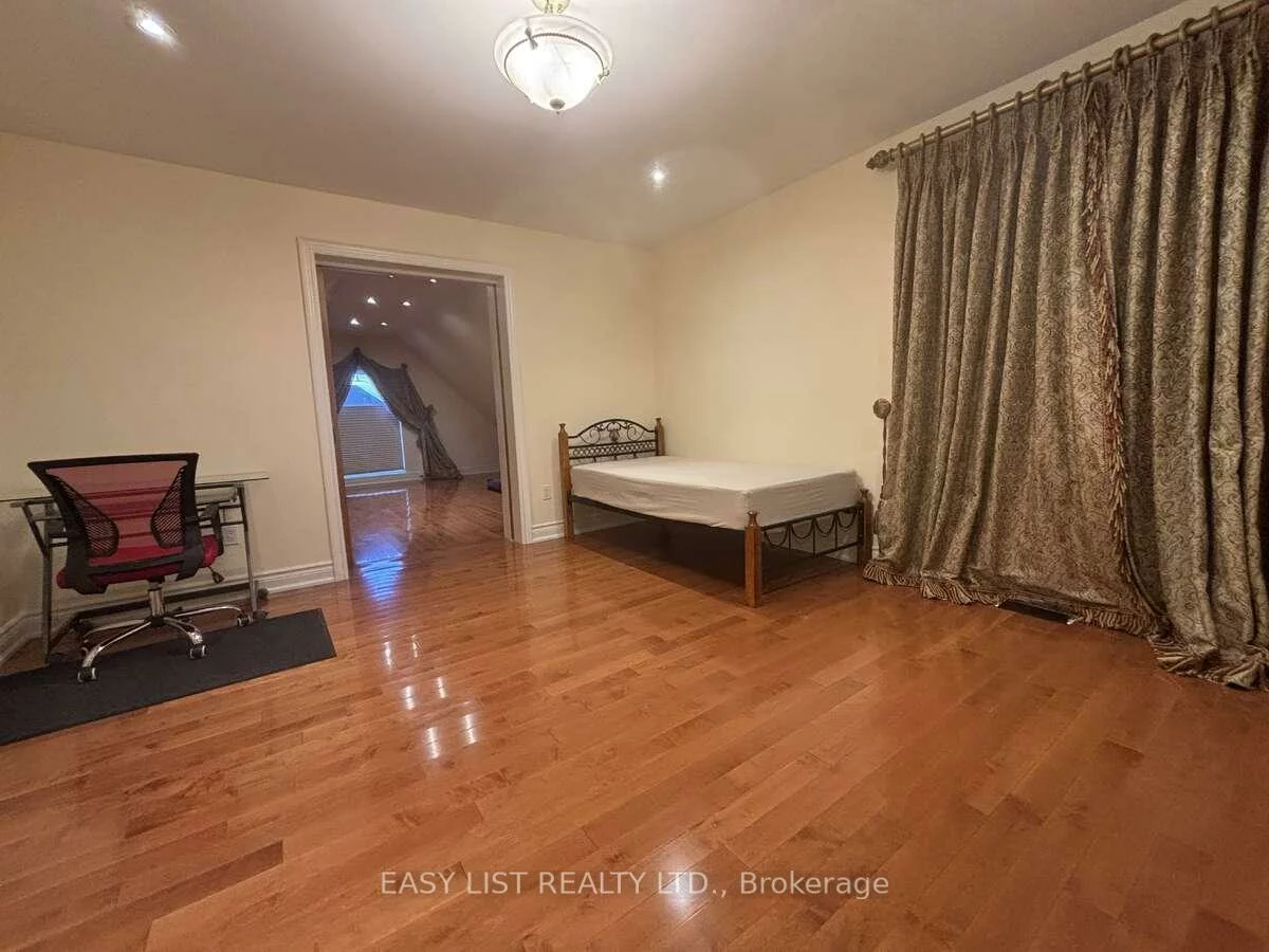 785, Clarence, Islington Woods, Vaughan