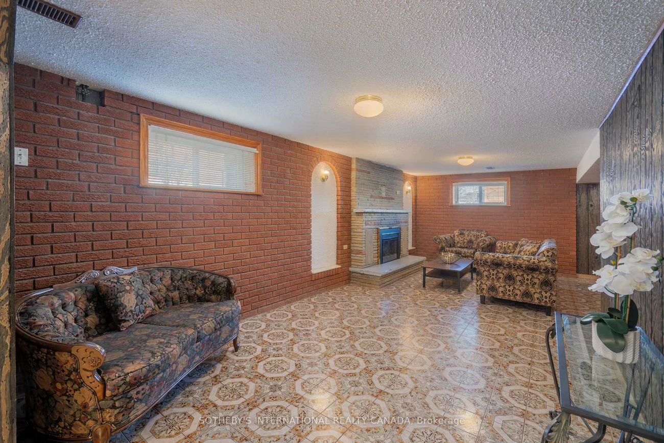 90, Andrew, West Woodbridge, Vaughan