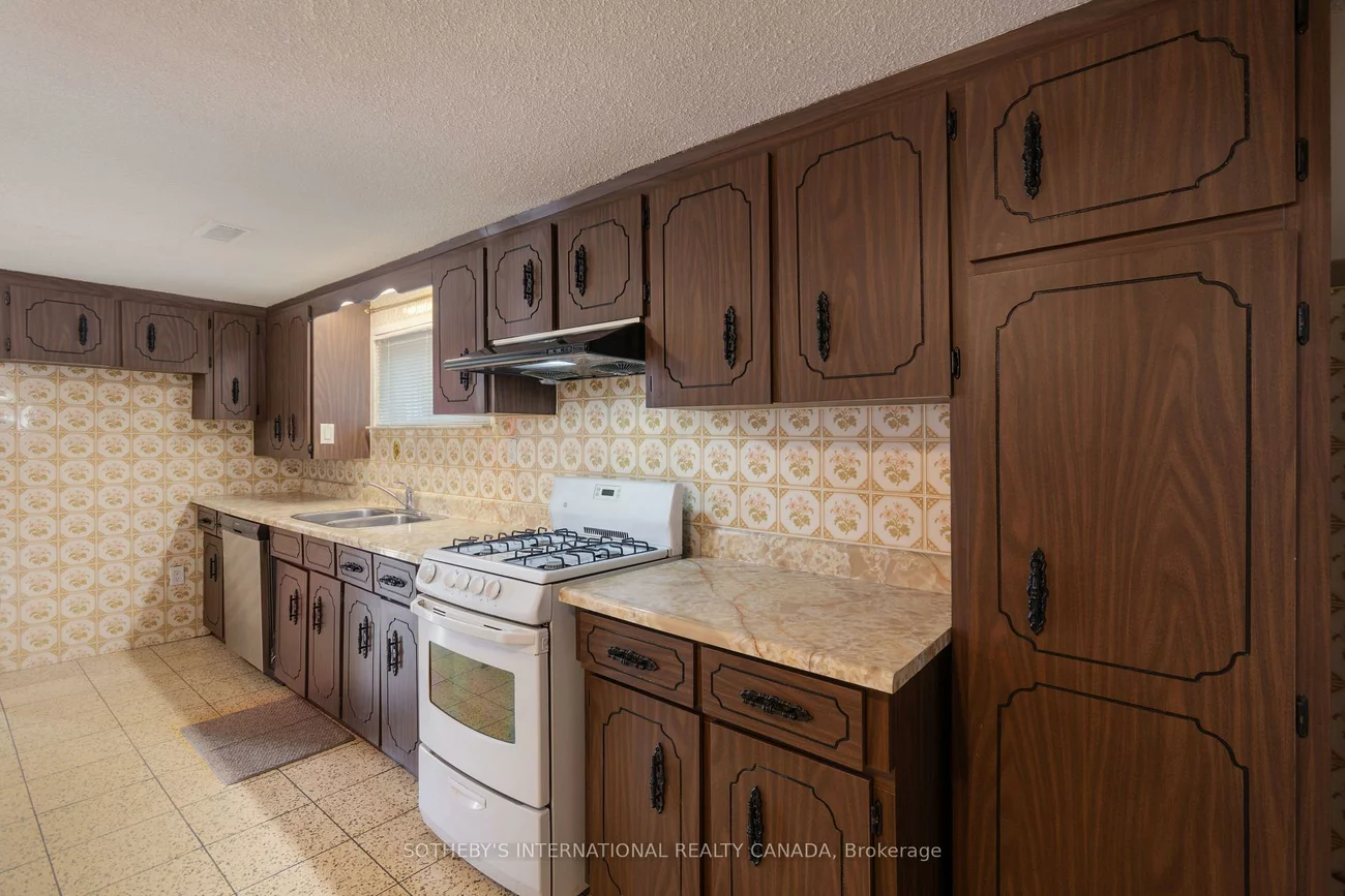 90, Andrew, West Woodbridge, Vaughan