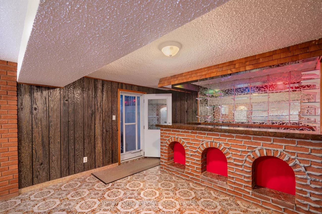 90, Andrew, West Woodbridge, Vaughan