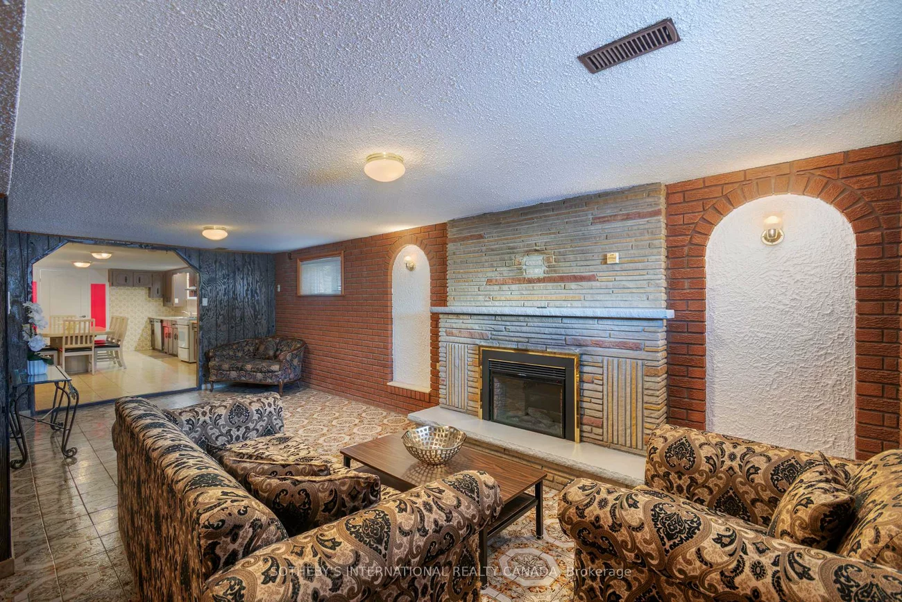 90, Andrew, West Woodbridge, Vaughan