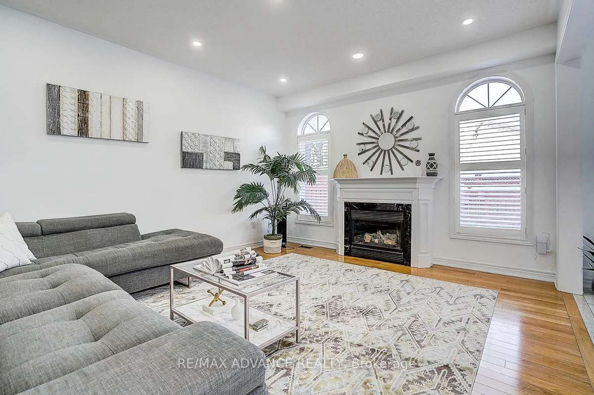 16, St Etienne, Vellore Village, Vaughan