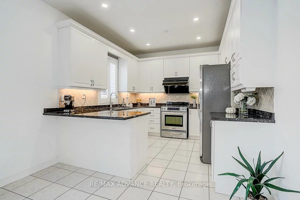 16, St Etienne, Vellore Village, Vaughan