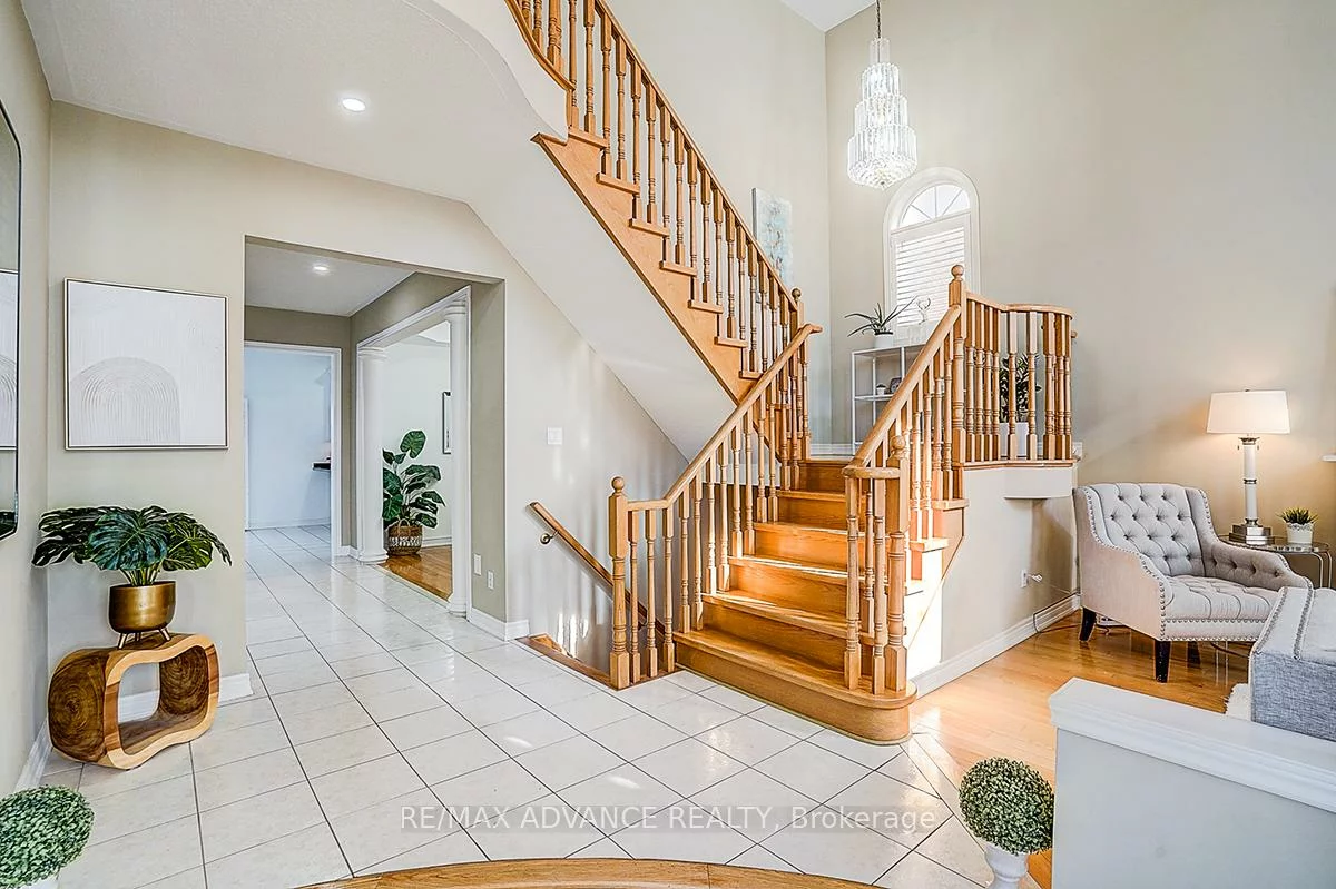 16, St Etienne, Vellore Village, Vaughan