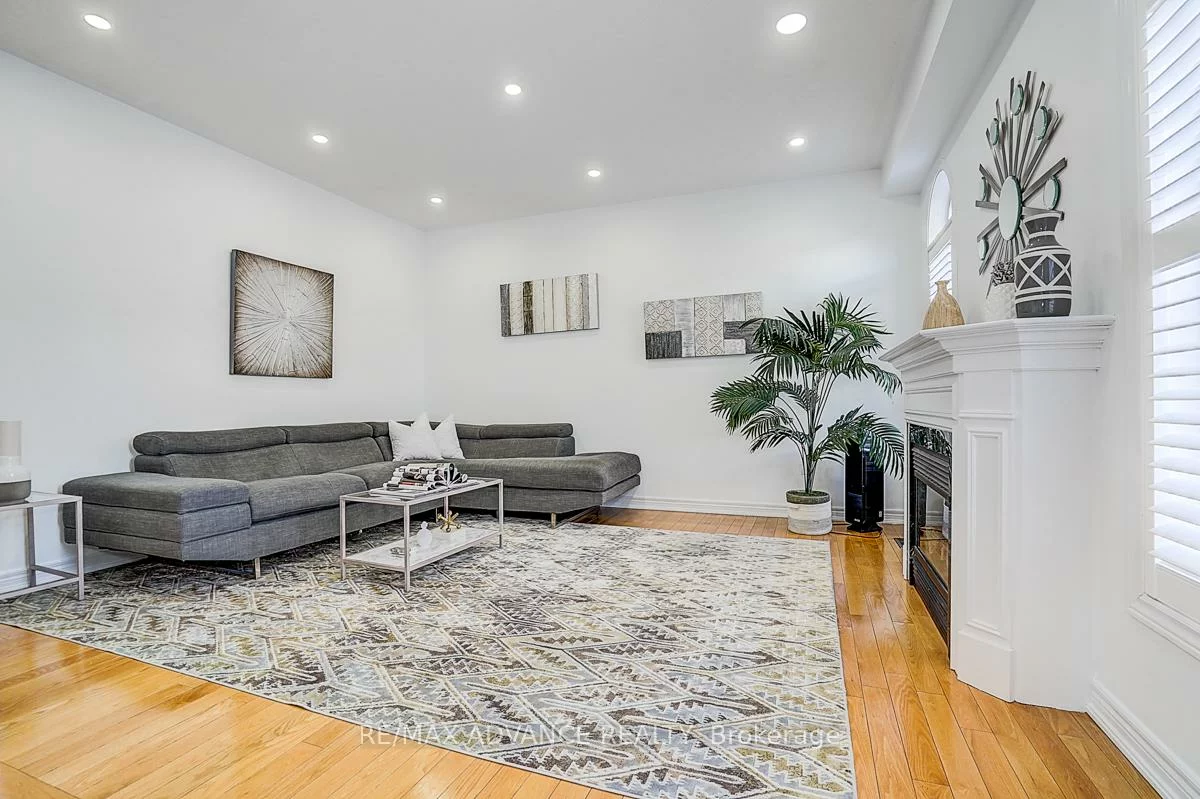 16, St Etienne, Vellore Village, Vaughan