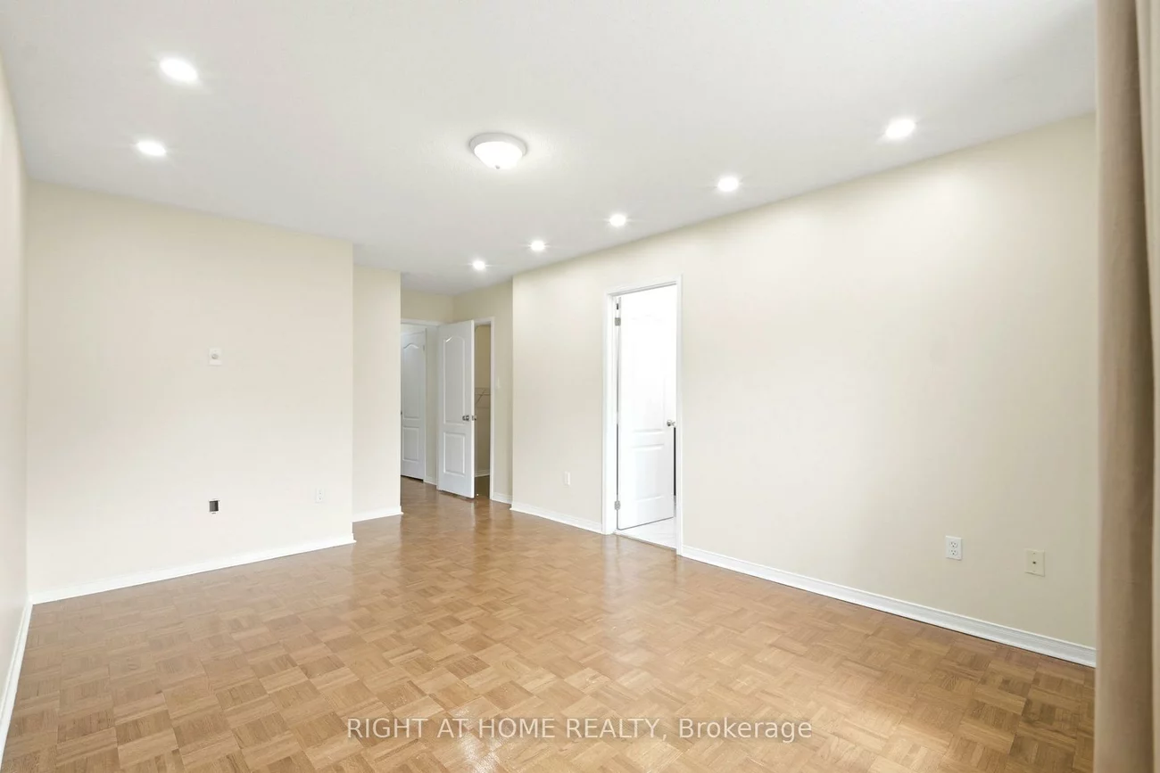 212, Venice Gate, Vellore Village, Vaughan