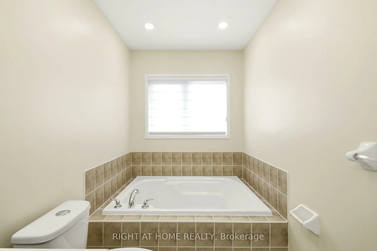 212, Venice Gate, Vellore Village, Vaughan