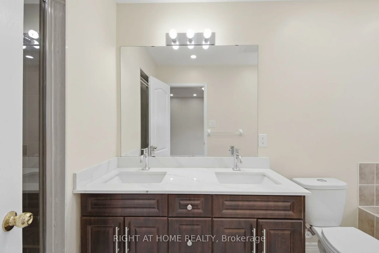 212, Venice Gate, Vellore Village, Vaughan