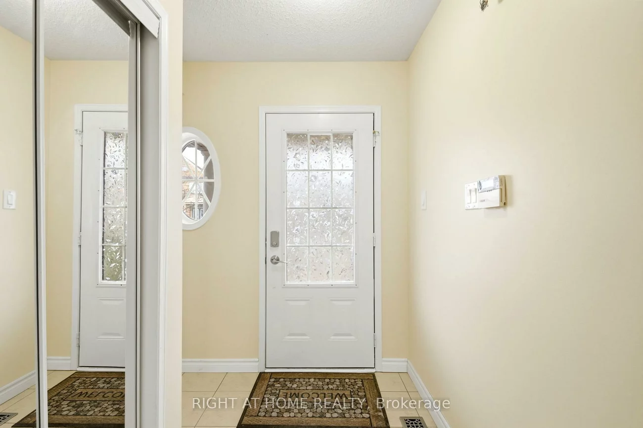 212, Venice Gate, Vellore Village, Vaughan