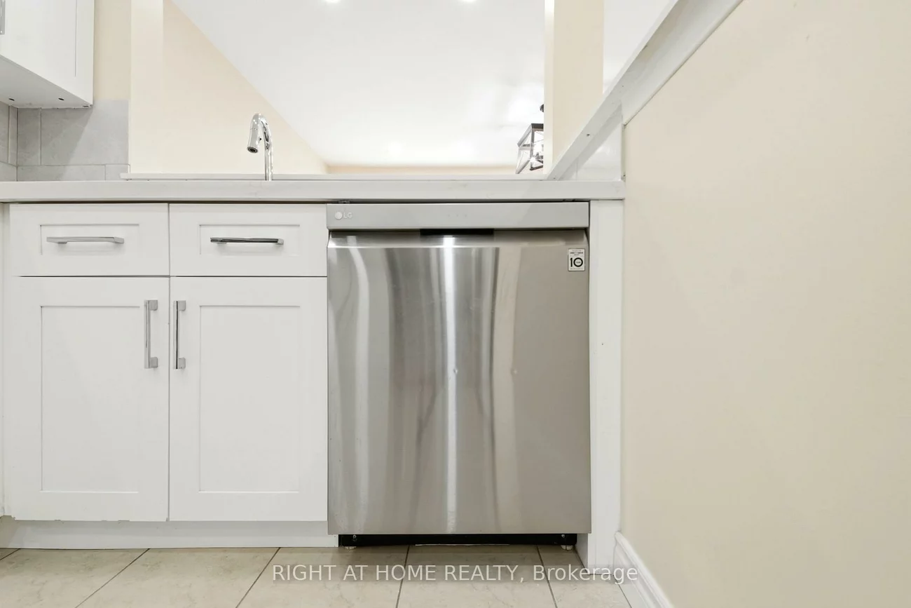 212, Venice Gate, Vellore Village, Vaughan