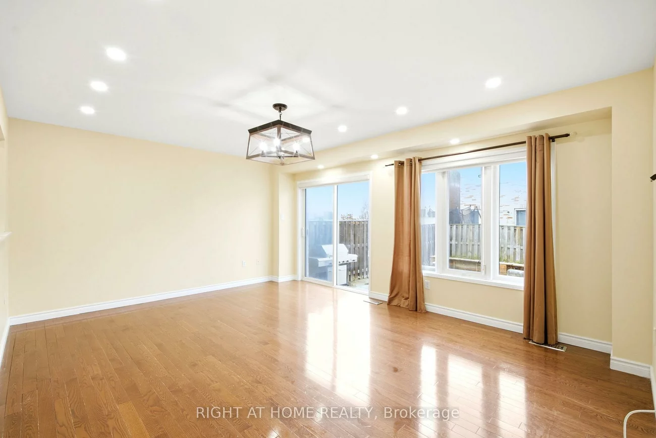 212, Venice Gate, Vellore Village, Vaughan