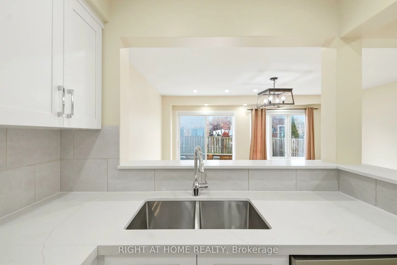 212, Venice Gate, Vellore Village, Vaughan