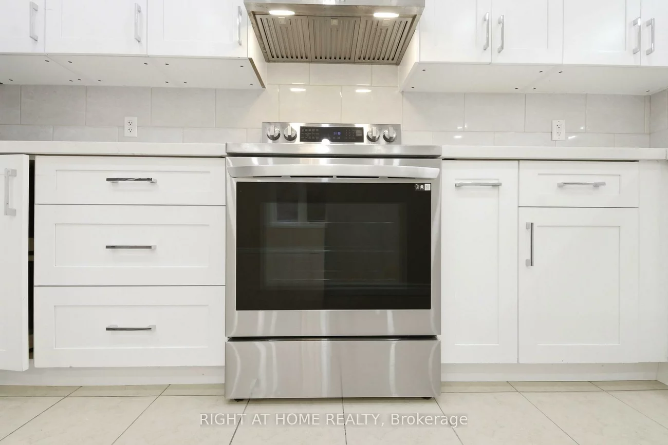 212, Venice Gate, Vellore Village, Vaughan