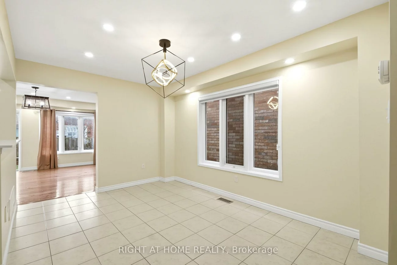 212, Venice Gate, Vellore Village, Vaughan