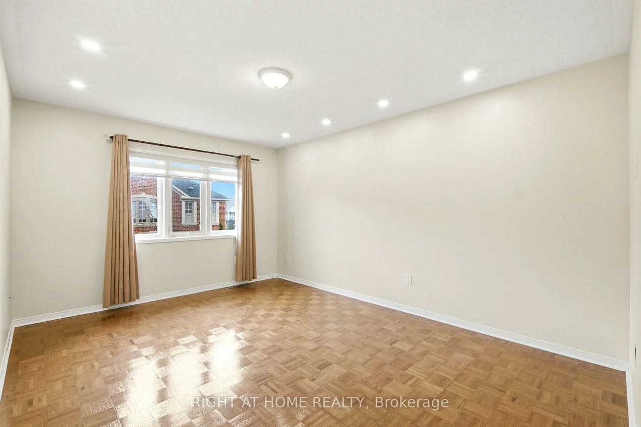 212, Venice Gate, Vellore Village, Vaughan