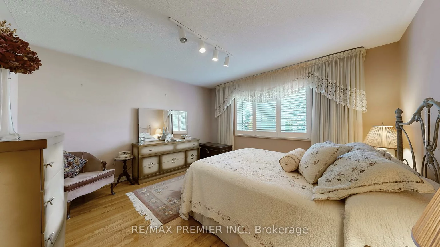 32, Veneto, Vaughan Grove, Vaughan