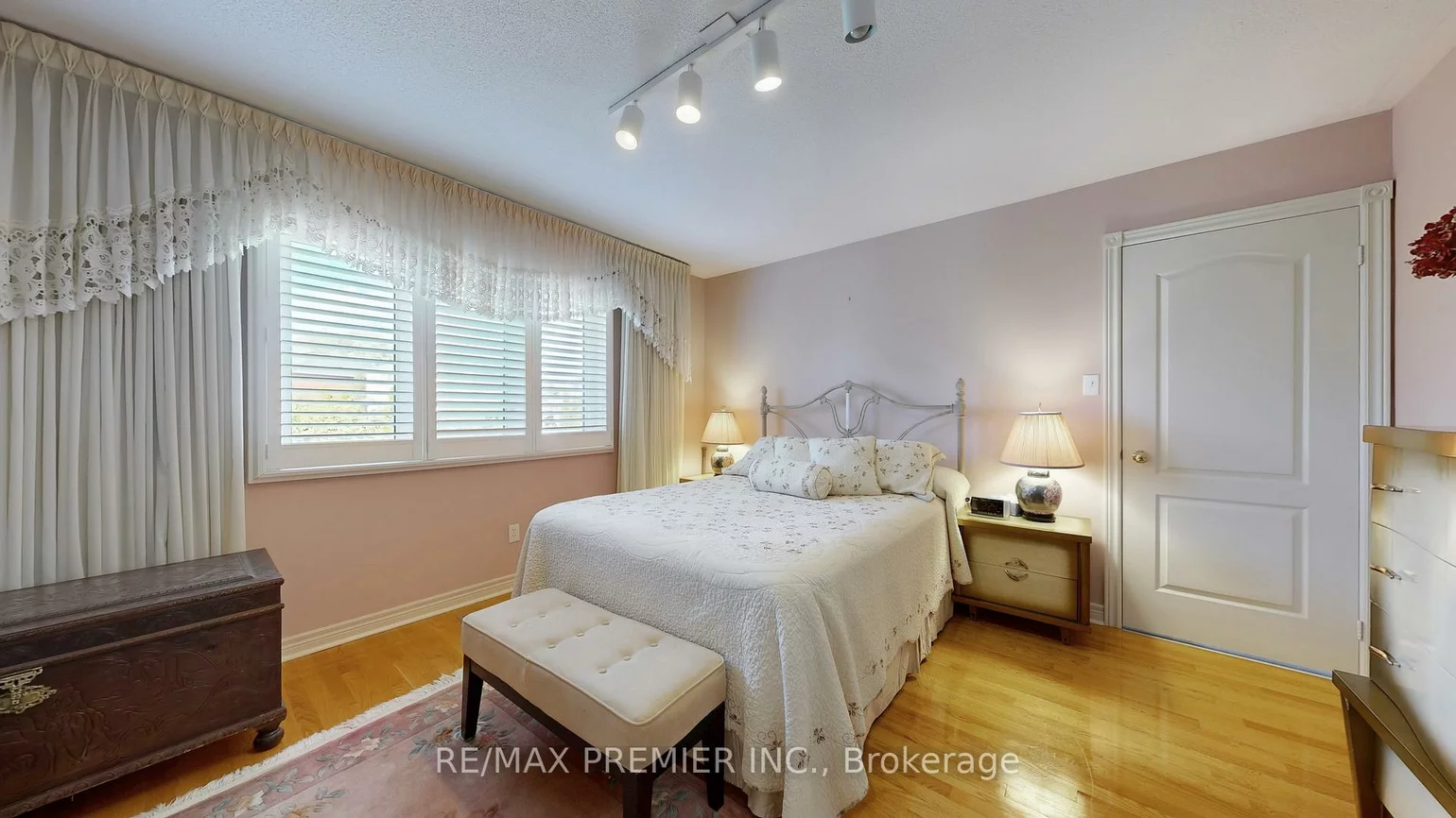 32, Veneto, Vaughan Grove, Vaughan
